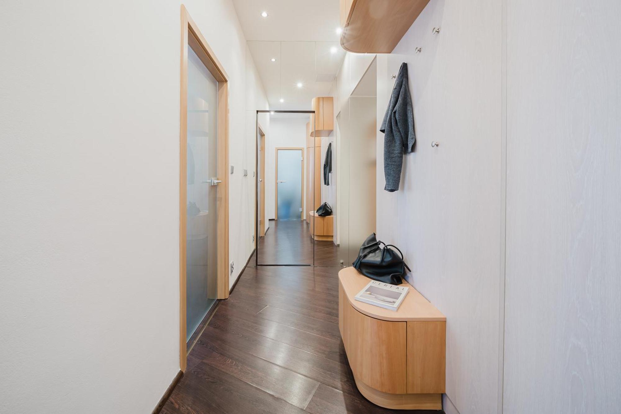 Days - Stylish - Netflix - Hip District Апартаменти