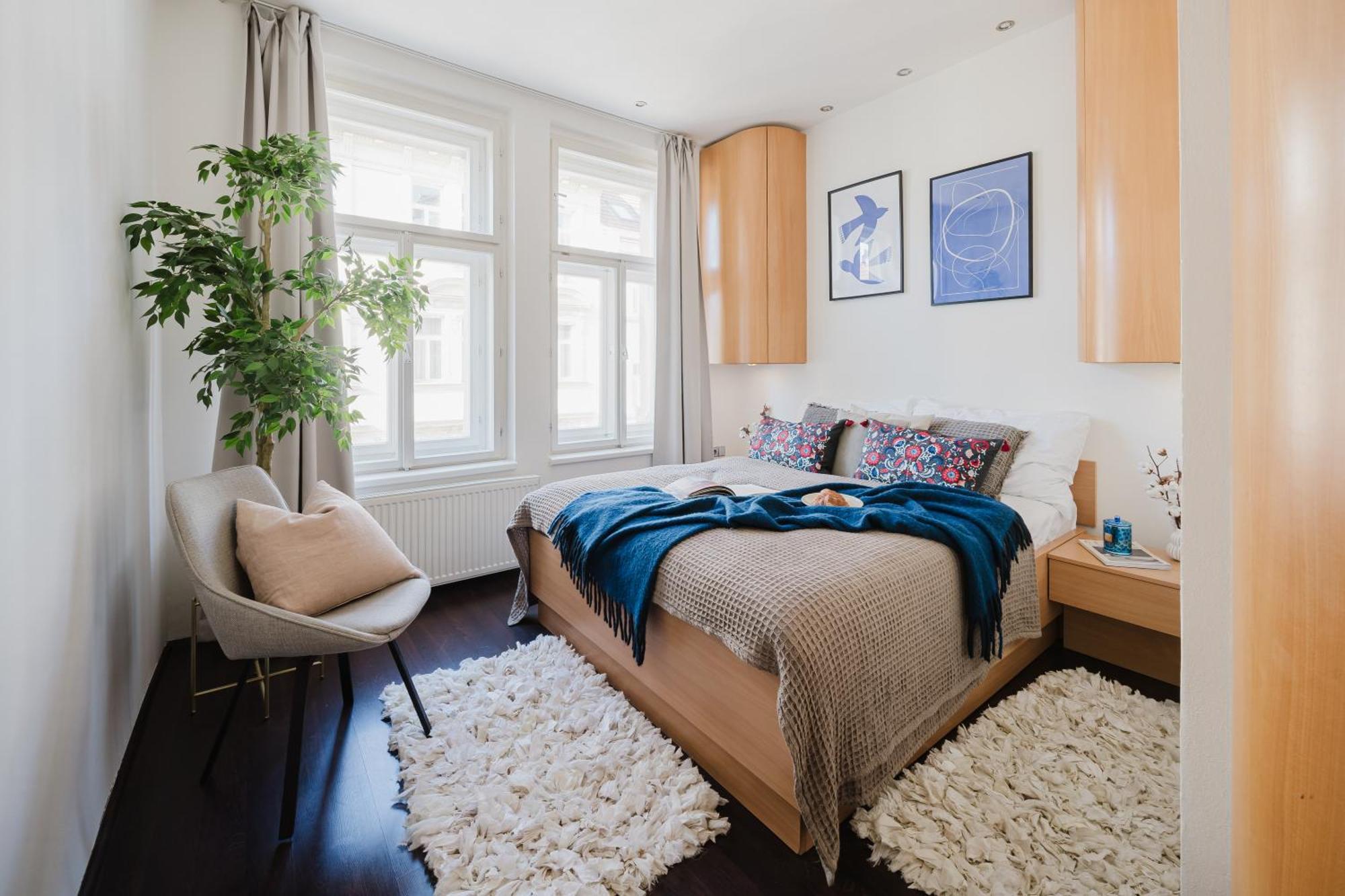 Days - Stylish - Netflix - Hip District Прага