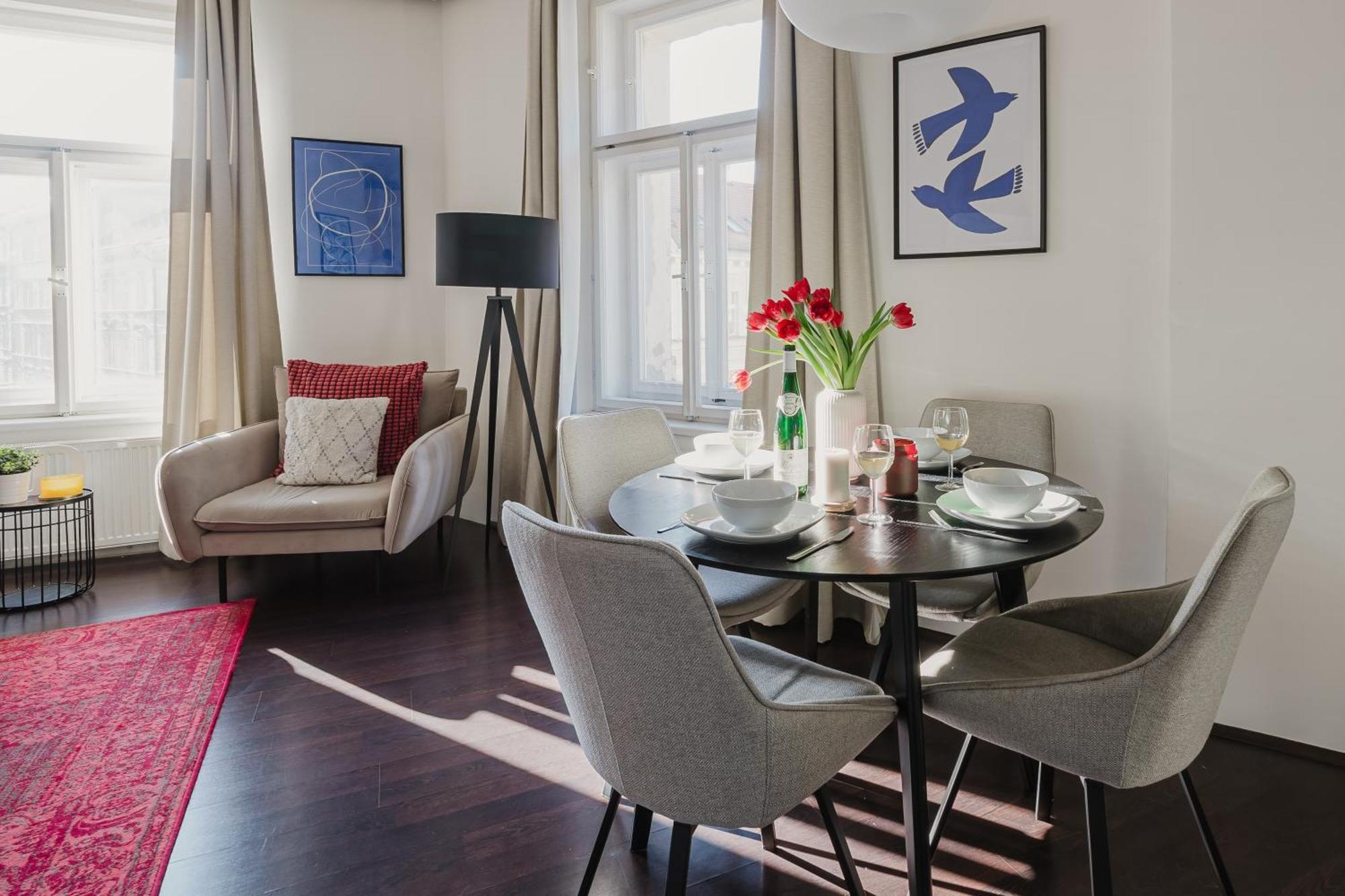 Days - Stylish - Netflix - Hip District Апартаменти